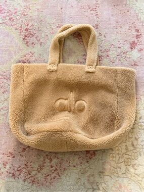 ALO Yoga Foxy Sherpa Tote Bag - Camel